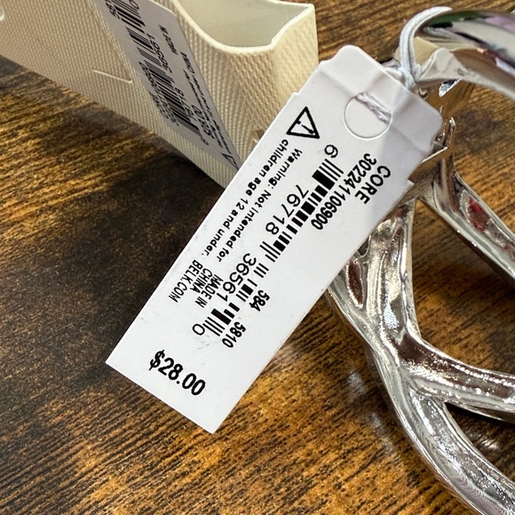 NWT Silver Twisted Swing Open Bracelet - Picture 3 of 3